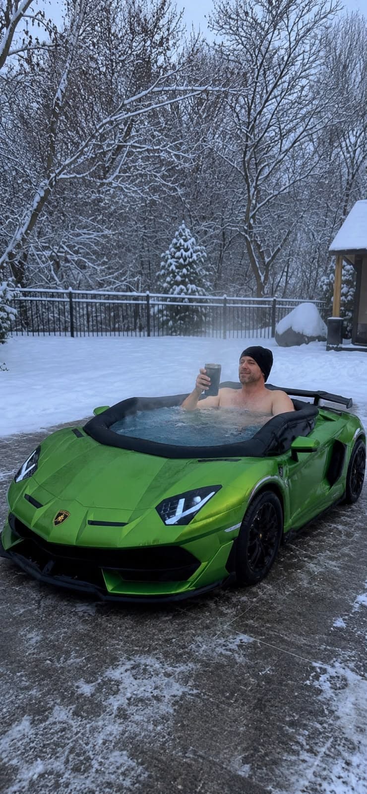 Green Supercar IDLESOAK car-shaped hot tub